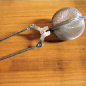 Tea infuser with spring jaw tong for a single cup in stainless steel